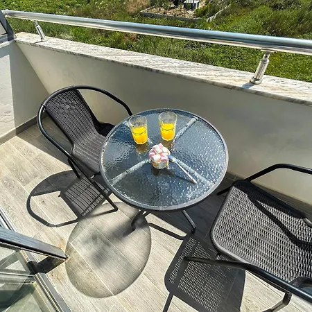 1 Bedroom 968 *